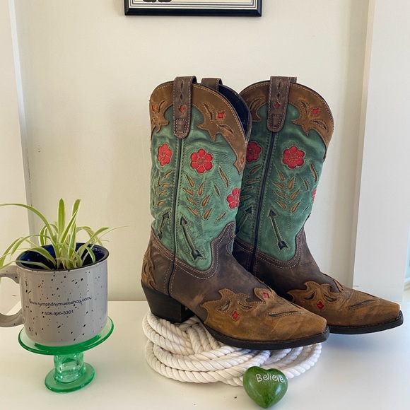 Laredo Shoes - Laredo Size 7 Cowboy Boots. EUC with embroidery